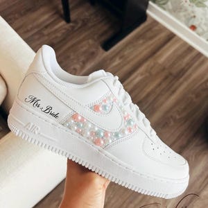 Pink pearls wedding sneakers, personalized bridal Nike AF pearl wedding shoes for bride, custom white wedding trainer, ivory bridal sneakers
