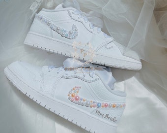 Personalisierbar Air Jordan Low Hochzeitsschuhe mit Perlen, Brautgeschenk