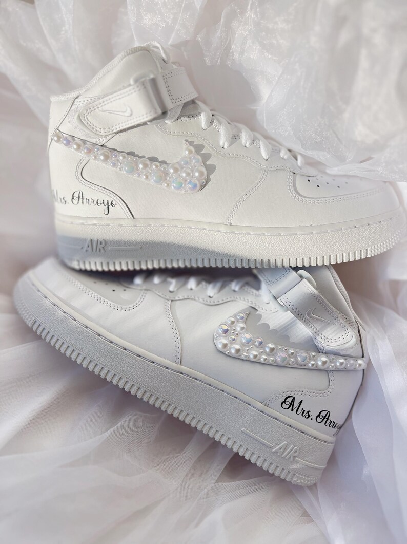 Zapatillas de novia personalizadas con perlas: Air Force Mids personalizadas para boda imagen 7