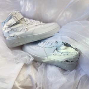 Zapatillas de novia personalizadas con perlas: Air Force Mids personalizadas para boda imagen 9