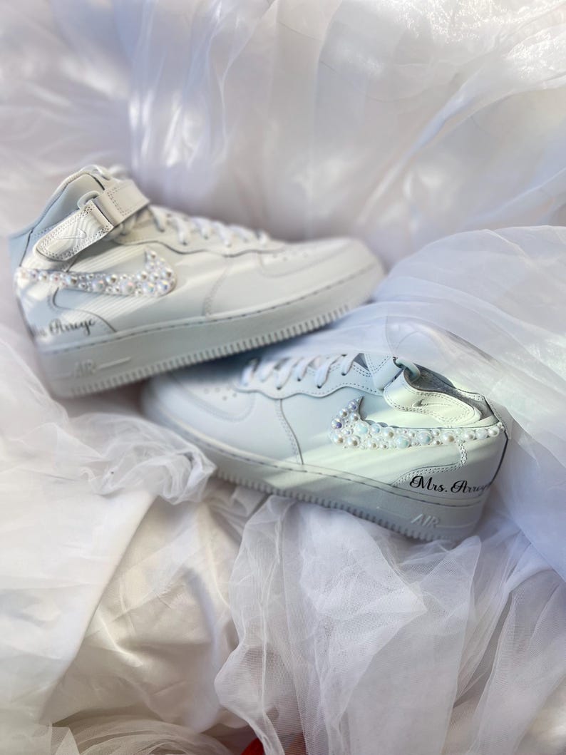 Zapatillas de novia personalizadas con perlas: Air Force Mids personalizadas para boda imagen 9