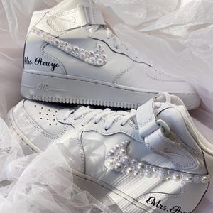 Zapatillas de novia personalizadas con perlas: Air Force Mids personalizadas para boda imagen 10