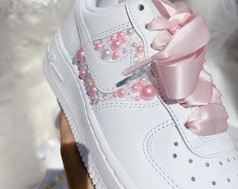 Tênis de casamento com pérolas rosa, sapatos de casamento personalizados  Nike AF com pérolas para noiva, tênis de casamento branco personalizado,
