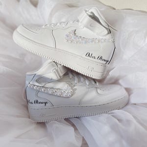 Zapatillas de novia personalizadas con perlas: Air Force Mids personalizadas para boda imagen 3