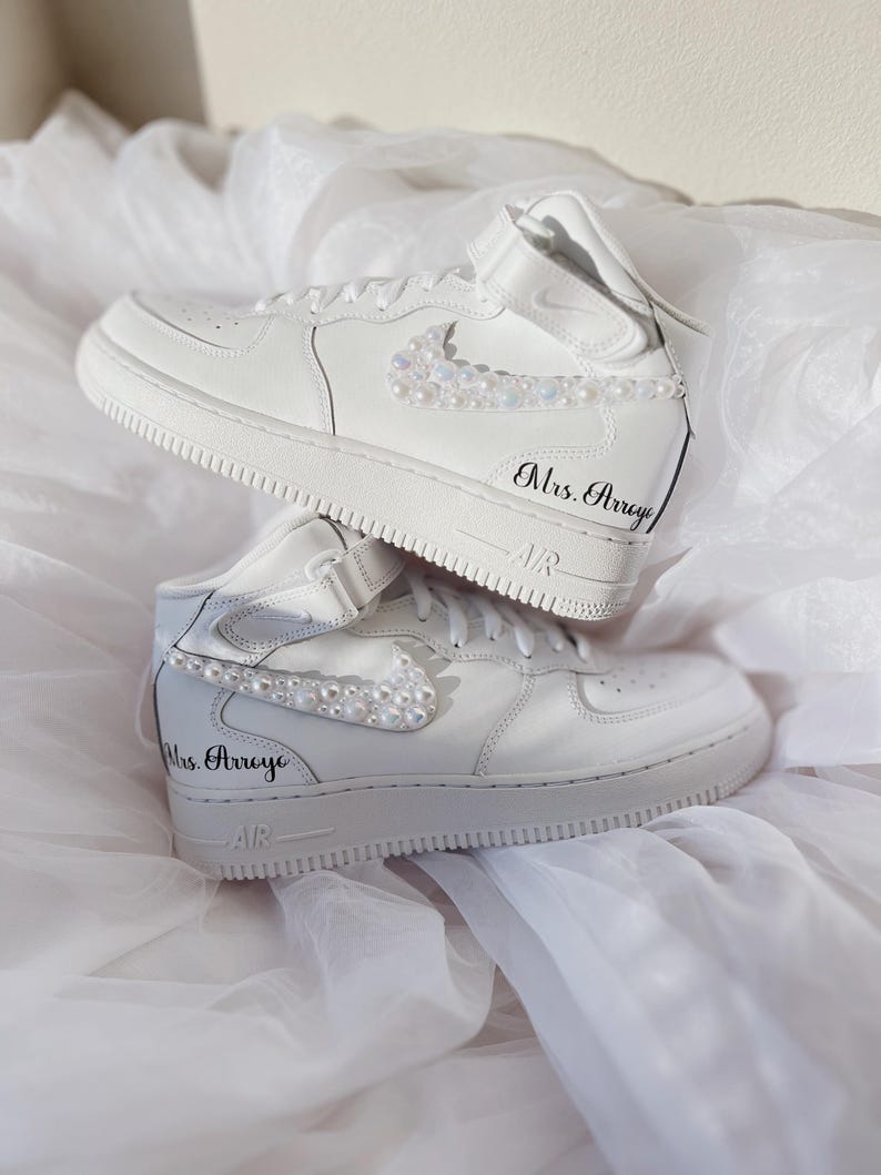 Zapatillas de novia personalizadas con perlas: Air Force Mids personalizadas para boda imagen 3