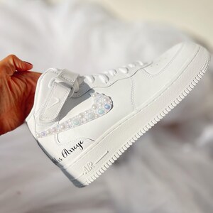 Zapatillas de novia personalizadas con perlas: Air Force Mids personalizadas para boda imagen 2