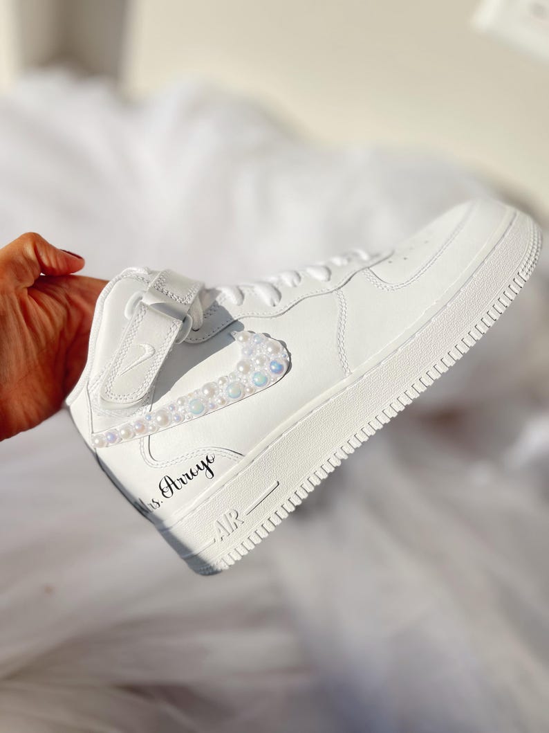 Zapatillas de novia personalizadas con perlas: Air Force Mids personalizadas para boda imagen 2