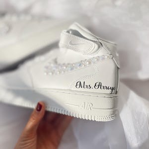 Zapatillas de novia personalizadas con perlas: Air Force Mids personalizadas para boda imagen 6