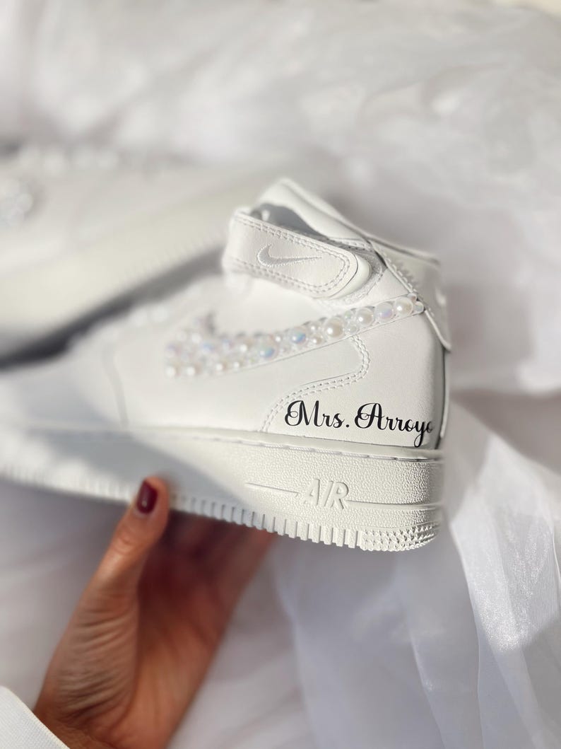 Zapatillas de novia personalizadas con perlas: Air Force Mids personalizadas para boda imagen 6