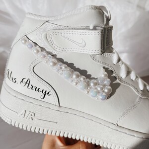 Zapatillas de novia personalizadas con perlas: Air Force Mids personalizadas para boda imagen 5