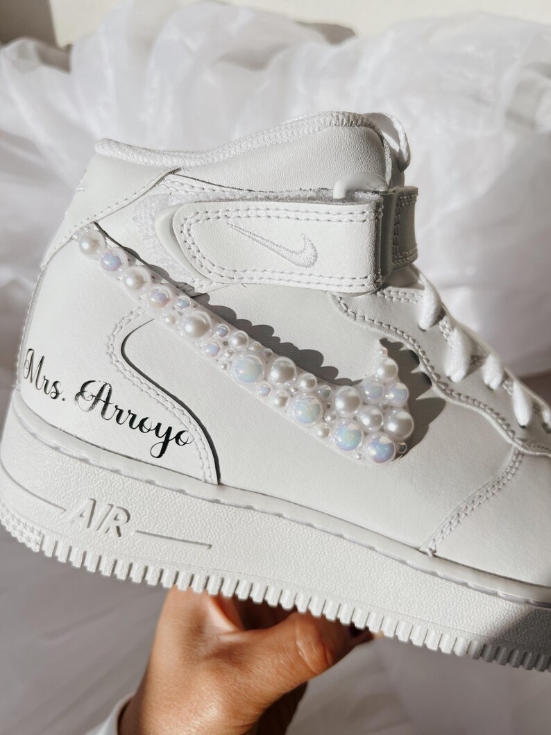 Zapatillas de novia personalizadas con perlas: Air Force Mids personalizadas para boda imagen 5