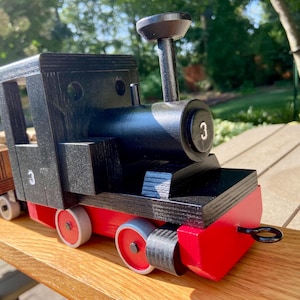 Train forestier à voie étroite (moteur noir et rouge) - Maquette en bois personnalisée