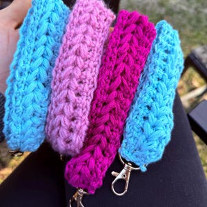 Llavero de muñeca de crochet hecho a mano: llavero bohemio grueso, suave y elegante, un bonito regalo para ella.