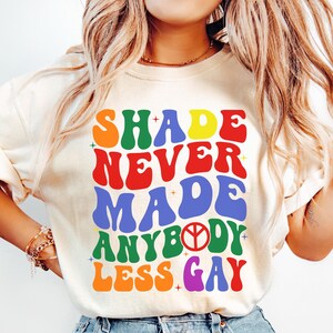 コンフォートカラーシェード 誰もが劣ることはない ゲイ クィア シャツ レズビアン シャツ LGBTQ シャツ ゲイ プライド シャツ 平等 シャツ ゲイ プライド マンス シャツ