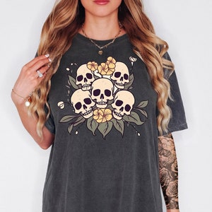 Comfort Colors® Bloom Skull Shirt, Halloween Shirt, Floral Skull Boho Graphic Tee, Damen Herbst Shirt, Blumenschädel, Skelettblüten