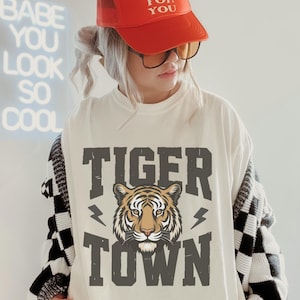 T-shirt mascotte Tigres Comfort Colors T-shirt unisexe esprit d'école T-shirt vintage Distressed Tigers Vêtements de fan d'équipe sportive T-shirt Game Day