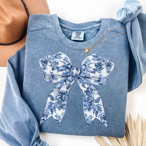 Comfort Colors® Toile De Jouy Coquette Bow Sweatshirt, Blue Ribbon Shirt, Blue Coquette Shirt, Girly Aesthetic Shirt