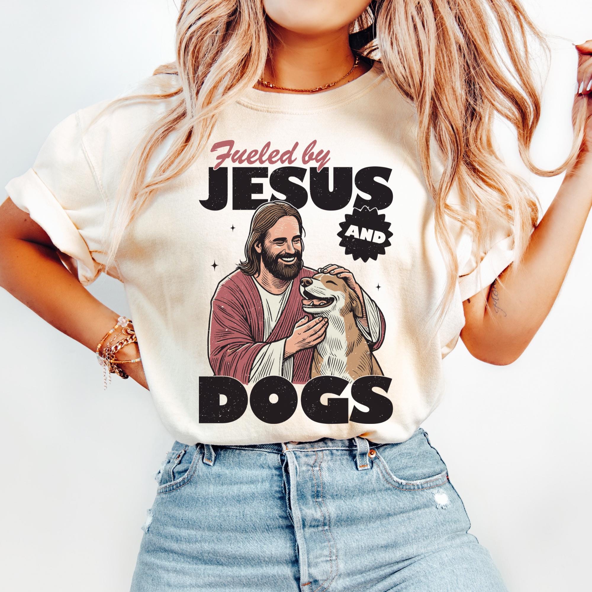 Comfortkleuren gevoed door Jezus en honden Shirt grappig christelijk shirt, religie cadeau, hondenliefhebber shirt, God en honden, hondenshirt