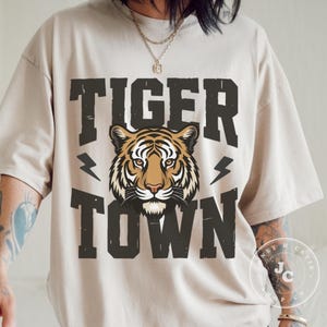 T-shirt mascotte Tigres Comfort Colors T-shirt unisexe esprit d'école T-shirt vintage Distressed Tigers Vêtements de fan d'équipe sportive T-shirt Game Day