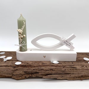Könnte beinhalten: Weißer Holz-Fisch-Kerzenhalter mit einer grünen Kerze und einem kleinen Schild mit der Aufschrift "Meine heilige Kommunion".