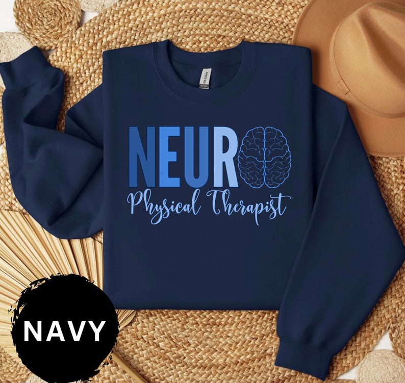 Puede incluir: Sudadera azul marino con la palabra "NEUR" en letras azules, un gr&aacute;fico de cerebro y las palabras "Physical Therapist" en cursiva. La palabra "NAVY" est&aacute; en un c&iacute;rculo negro en la parte inferior.
