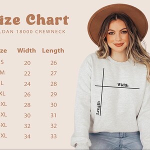 Puede incluir: Tabla de tallas para una sudadera de cuello redondo Gildan 18000, con medidas en pulgadas. La tabla incluye tallas de la S a la 5XL, detallando ancho y largo. Una mujer con una sudadera gris claro y un sombrero marr&oacute;n est&aacute; en la imagen.