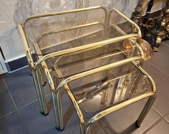 Vintage nesting tables in brass and smoked glass – Italian design 1980s – Set of 3 coffee tables