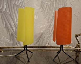 Par de lámparas de mesa de mediados de siglo – Atribuidas a Rupert Nikoll, Viena – Décadas de 1950/60 – Rojo y amarillo – Diseño vintage