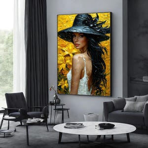 Mujer elegante con sombrero negro, lienzo floral amarillo, arte mural de moda, impresión artística texturizada, diseño de lienzo para pared, decoración lista para colgar.