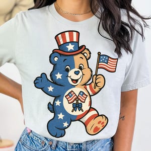 4 luglio PNG, Orsetto del cuore PNG, Bandiera americana PNG, 4 luglio per bambini PNG, Maglietta per bambini, Cartone animato PNG, Disegno divertente per maglietta in formato PNG con stampa a sublimazione