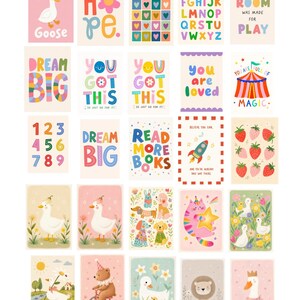 K&ouml;nnte beinhalten: Eine Sammlung von f&uuml;nfundzwanzig rechteckigen Kunstdrucken mit farbenfrohen Illustrationen von Tieren, Buchstaben, Zahlen und motivierenden Spr&uuml;chen wie Silly Goose, Hope, Dream Big, You Got This, You Are Loved, Read More Books und This Room Was Made For Play.