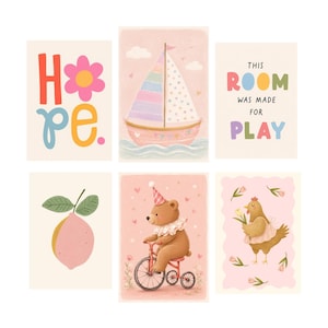K&ouml;nnte beinhalten: Ein Set aus sechs rechteckigen Wandbildern mit Illustrationen einer rosa Blume mit dem Text HOPE, einem Segelboot auf Wasser, dem Text THIS ROOM WAS MADE FOR PLAY, einer rosa Zitrone, einem B&auml;ren auf einem Dreirad und einem Huhn mit Tulpe.