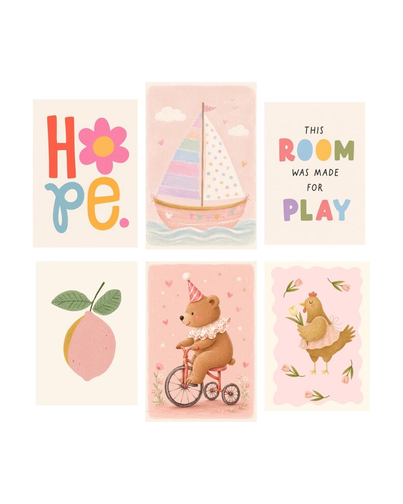 K&ouml;nnte beinhalten: Ein Set aus sechs rechteckigen Wandbildern mit Illustrationen einer rosa Blume mit dem Text HOPE, einem Segelboot auf Wasser, dem Text THIS ROOM WAS MADE FOR PLAY, einer rosa Zitrone, einem B&auml;ren auf einem Dreirad und einem Huhn mit Tulpe.
