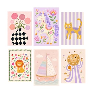 K&ouml;nnte beinhalten: Ein Set aus sechs rechteckigen Kunstdrucken mit Illustrationen einer Vase mit rosa Blumen, einem wei&szlig;en Pferd mit Blumenmustern, einer gelb-lila Katze auf Streifen, einem L&ouml;wen umgeben von Blumen, einem Segelboot und einem L&ouml;wen im gestreiften Schlafanzug.