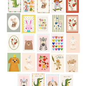 K&ouml;nnte beinhalten: Eine Sammlung von vierundzwanzig rechteckigen Karten mit farbenfrohen Illustrationen von Tieren, Erdbeeren und Herzen. Einige Karten enthalten Text wie THIS IS MY HAPPY MESS, see you later und alligator. Die Designs sind vielf&auml;ltig und dekorativ.