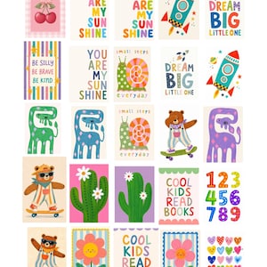 K&ouml;nnte beinhalten: Eine Sammlung von f&uuml;nfundzwanzig rechteckigen Kunstdrucken mit farbenfrohen Illustrationen von Kirschen, Raketen, Schnecken, Giraffen, B&auml;ren auf Skateboards, Kakteen, Blumen, Herzen und Zahlen sowie Texten wie You Are My Sunshine und Dream Big.