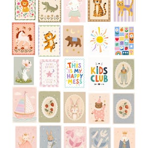 K&ouml;nnte beinhalten: Eine Sammlung rechteckiger Kunstdrucke mit verschiedenen Illustrationen, darunter Tiere wie L&ouml;wen, Tiger, B&auml;ren und Kaninchen, ein Segelboot, Erdbeeren sowie Text mit den Aufschriften "SHINE BRIGHT LITTLE STAR", "THIS IS MY HAPPY MESS" und "KIDS CLUB".