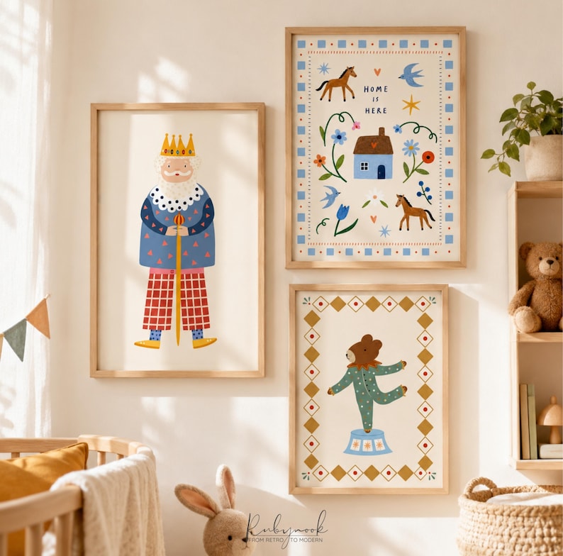 K&ouml;nnte beinhalten: Drei gerahmte Wandbilder mit verspielten Illustrationen. Eines zeigt einen K&ouml;nig mit Krone und Stab, ein weiteres ein Haus mit Pferden und Blumen mit der Aufschrift "HOME IS HERE" und das dritte einen B&auml;ren auf einem blauen Podest.