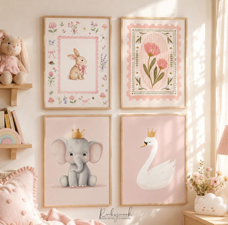 K&ouml;nnte beinhalten: Vier gerahmte Wandbilder mit einem Hasen mit rosa Schleife, rosa Blumen in einer briefmarkenartigen Umrandung, einem grauen Elefanten mit goldener Krone und einem wei&szlig;en Schwan mit goldener Krone, alle in hellen Holzrahmen an der Wand.