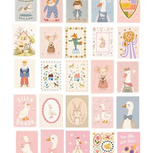 K&ouml;nnte beinhalten: Eine Sammlung von f&uuml;nfundzwanzig rechteckigen Karten mit pastellfarbenen Illustrationen von Tieren, Kindern und H&auml;usern. Die Motive umfassen ein Karussellpferd, einen Clown, eine Gans mit Fliege, ein Herz, eine Maus, einen Fuchs und ein Einhorn mit dem Text You Are Uni-Que.