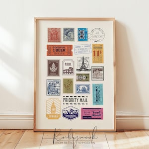 以下が含まれることがあります： ヴィンテージスタイルの切手とチケットのコレクションが特徴の額入りプリント。切手には、エッフェル塔やビッグベンなどのランドマークや、「PRIORITY MAIL」や「GOOD FOR 1 BEER」などのテキストなど、さまざまなデザインが施されています。フレームは明るい木の色です。