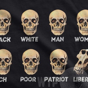 Könnte beinhalten: Ein schwarz-weißes Grafikdesign mit einer Reihe von Schädeln und den Wörtern "Black", "White", "Man", "Woman", "Rich", "Poor", "Patriot" und "Liberal", die unter jedem Schädel gedruckt sind.