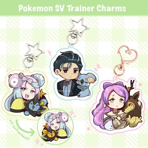 Puede incluir: Encantos de entrenador Pokémon SV. La imagen muestra varios amuletos acrílicos coloridos con ilustraciones de dibujos animados de personajes y criaturas. Los amuletos tienen cierres en forma de estrella y corazón. El texto "alt. art on back!" es visible.