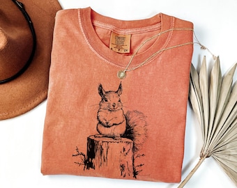 Retro Squirrel Graphic Tee - Vintage Style Nature Shirt - Cottagecore Squirrel Art