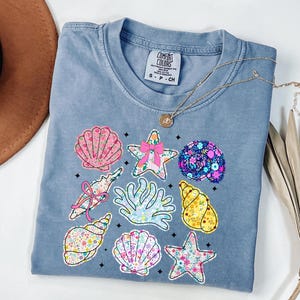 Comfort Colors Floral Seashell Shirt Beach Aesthetic Tee Cute Starfish Shell T-Shirt Gift for Her Summer Coastal Ocean Cottagecore Style