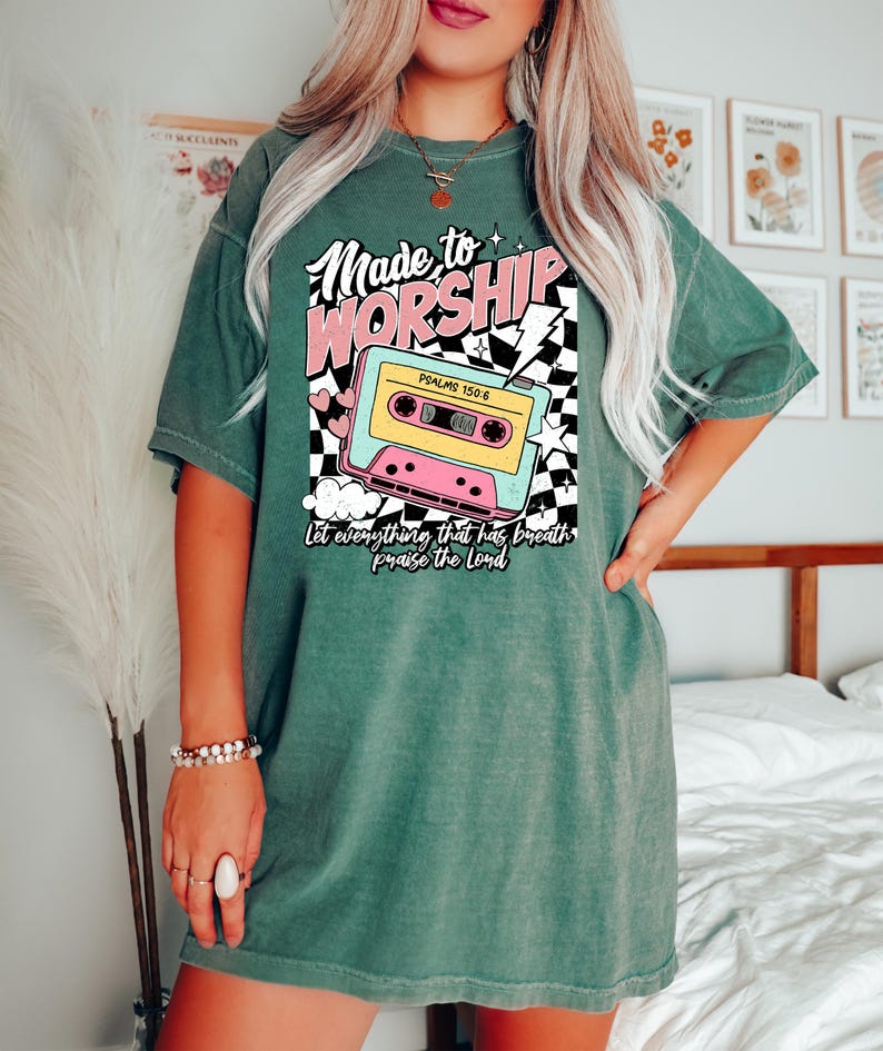 Puede incluir: Camiseta verde con un gr&aacute;fico de casete retro y el texto "Made to Worship" con el vers&iacute;culo b&iacute;blico "Salmos 150:6" y la frase "Que todo lo que tiene aliento alabe al Se&ntilde;or".