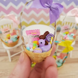 Miniature Easter Basket: Dollhouse Spring Decor