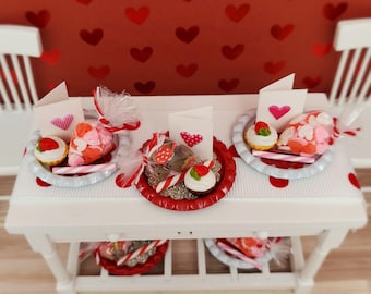 1:12 scale Valentines plate, Dollhouse cupcakes, Miniature dollhouse dessert, miniature Valentines