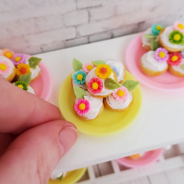 Miniature cupcakes, Miniature baking, Dollhouse spring cupcakes, Dollhouse cupcakes, Dollhouse food