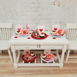 1:12 scale Valentines plate, Dollhouse cupcakes, Miniature dollhouse dessert, miniature Valentines